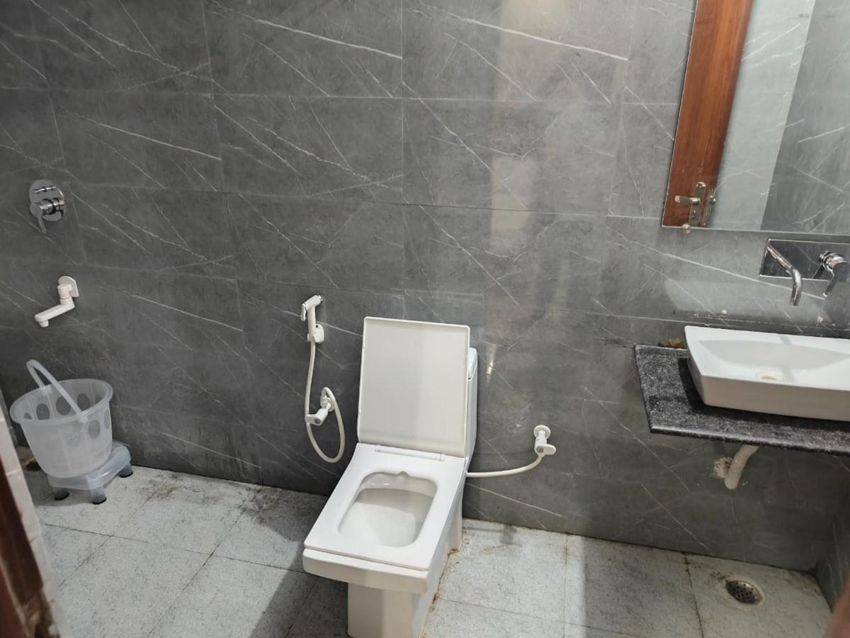 S Ambiance Near Delhi Airport 4*