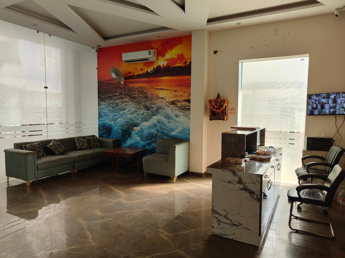 S Ambiance Near Delhi Airport Hotel 4*