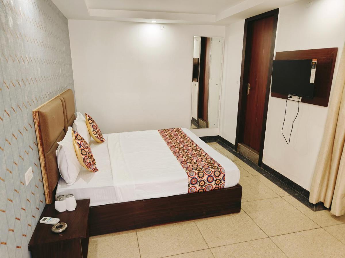 Hotel S Ambiance Near Delhi Airport 4*