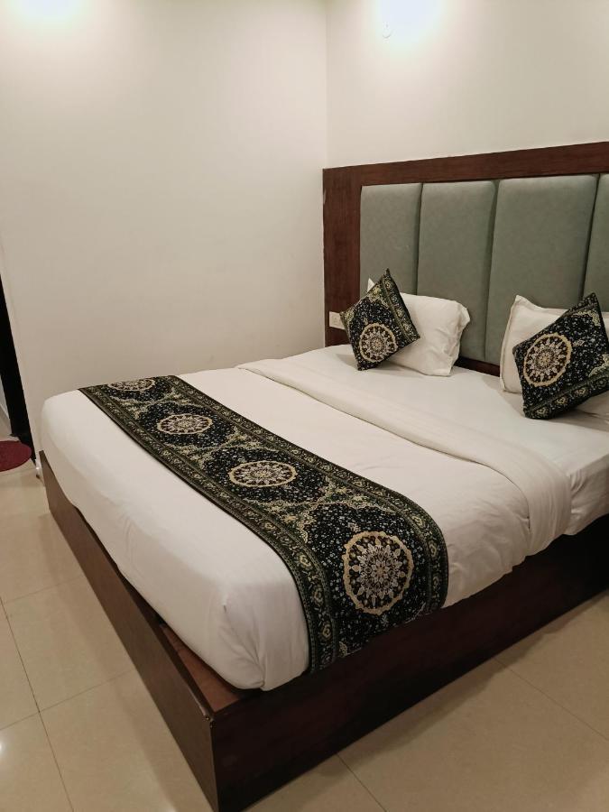 Ambience Suites Near Igi Airport T3