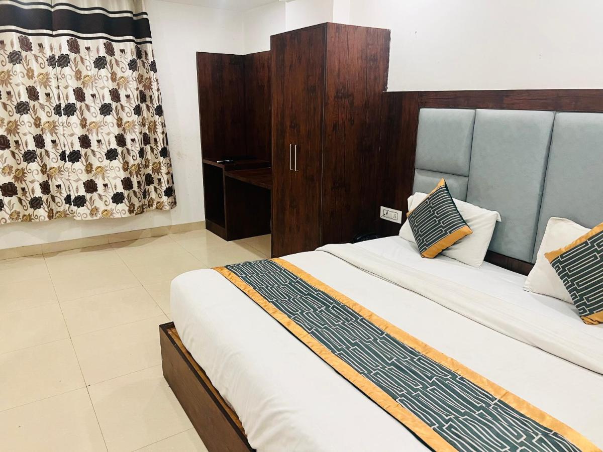 Ambience Suites Near Igi Airport T3 Hotel