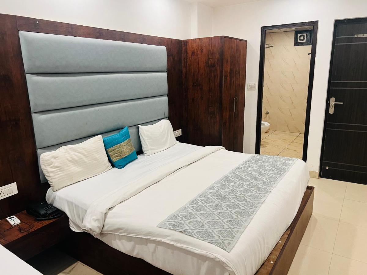 Ambience Suites Near Igi Airport T3 Hotel