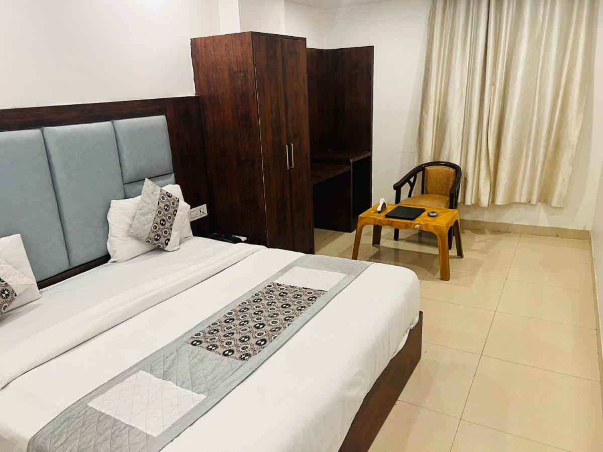 Ambience Suites Near Igi Airport T3 4*