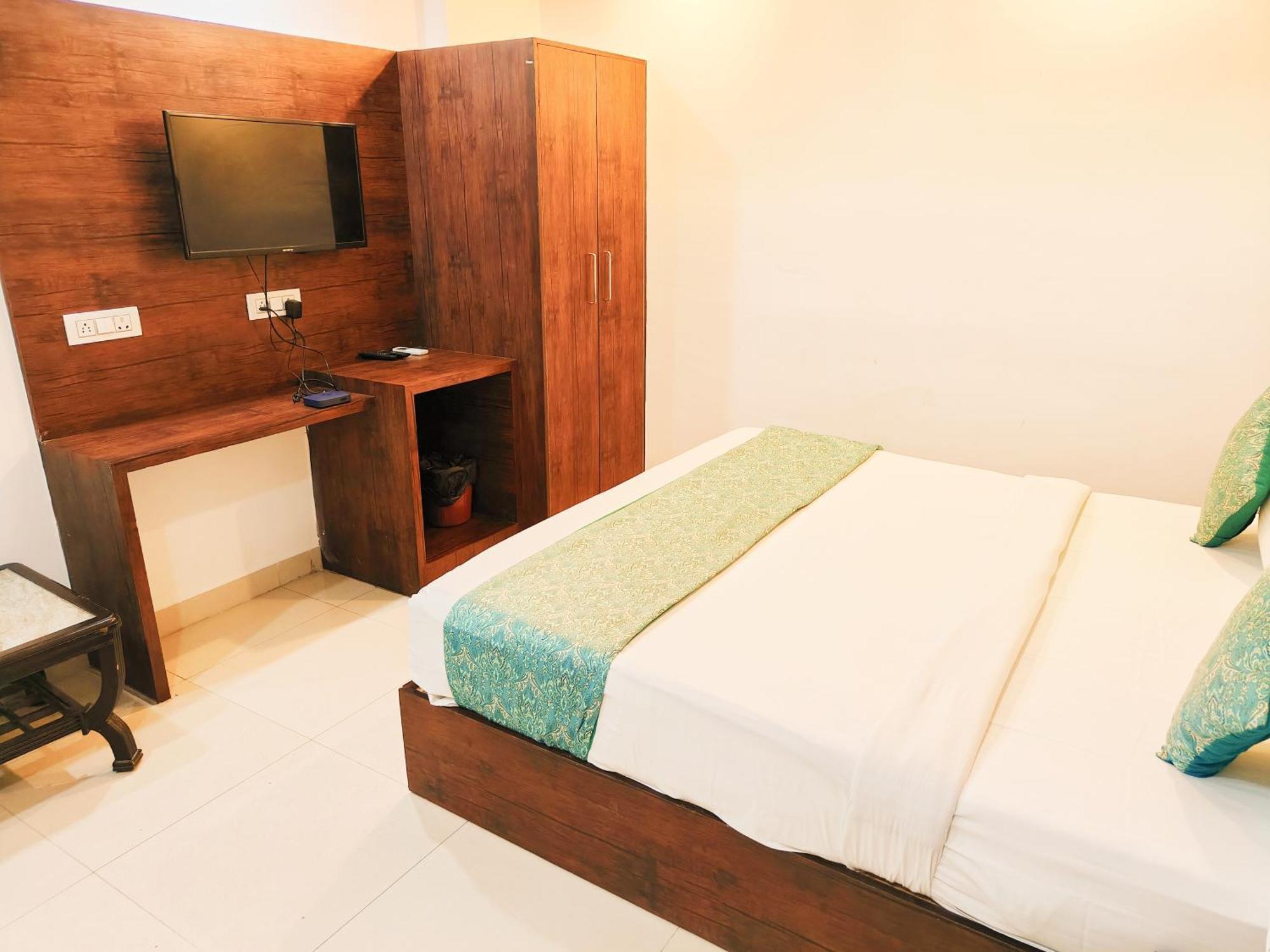 Le Mount Plaza Near Igi Airport Delhi Hotel