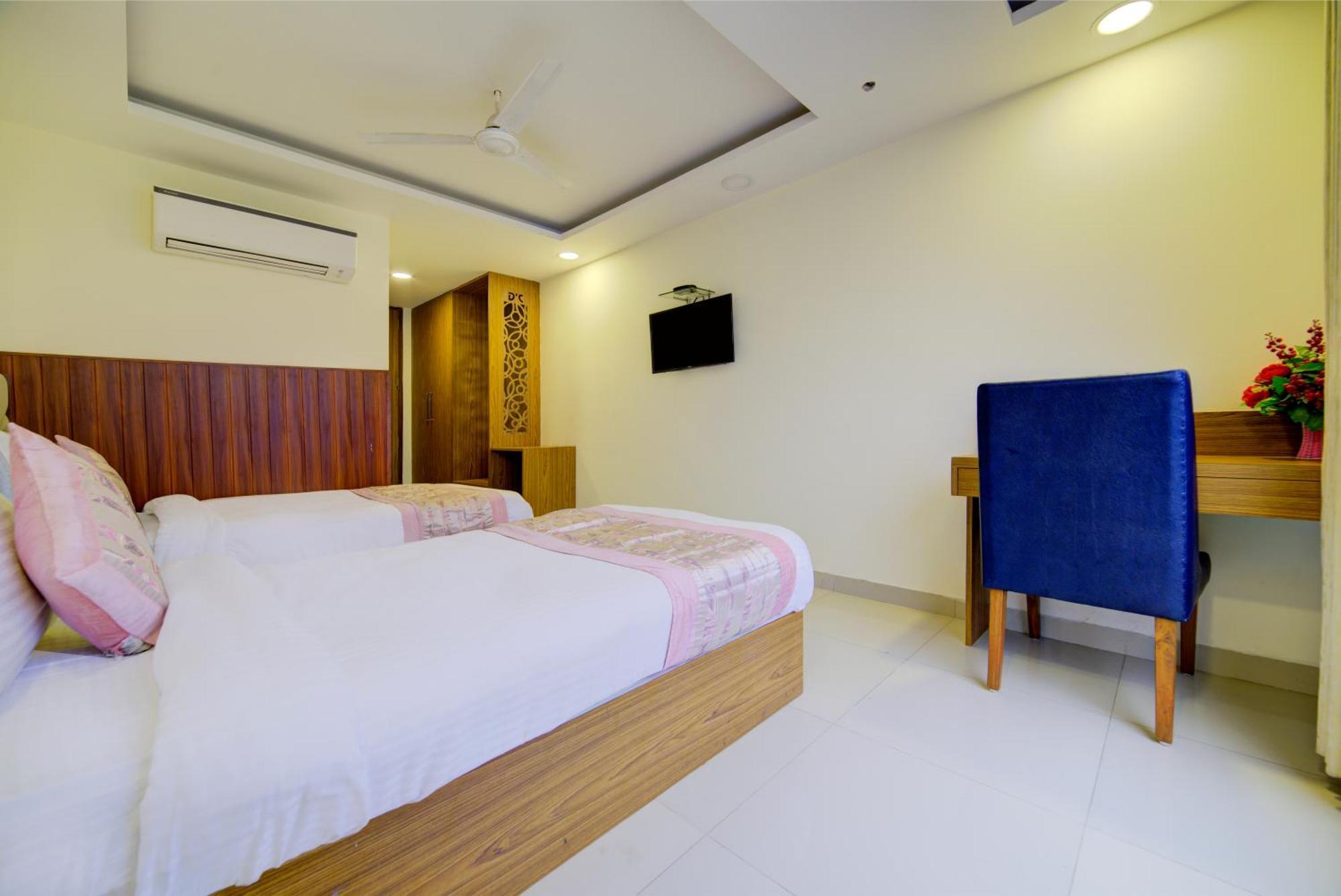 Grand By D'capitol Near Delhi Airport 4*