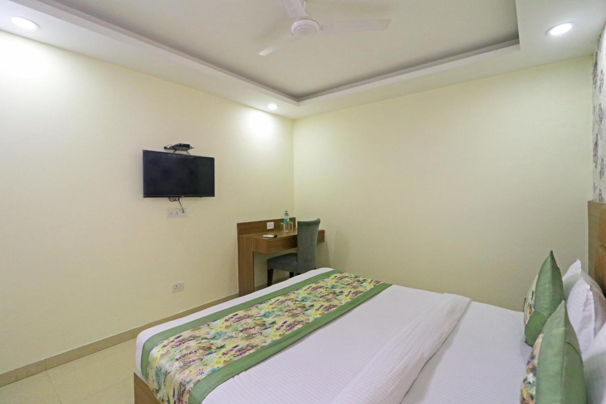 Grand By D'capitol Near Delhi Airport 4*