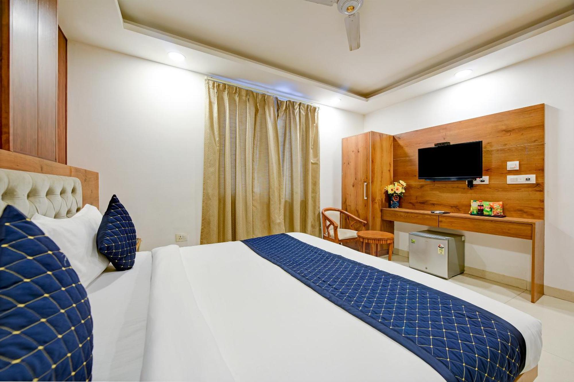 Gloory Near Delhi Airport Hotel 4*