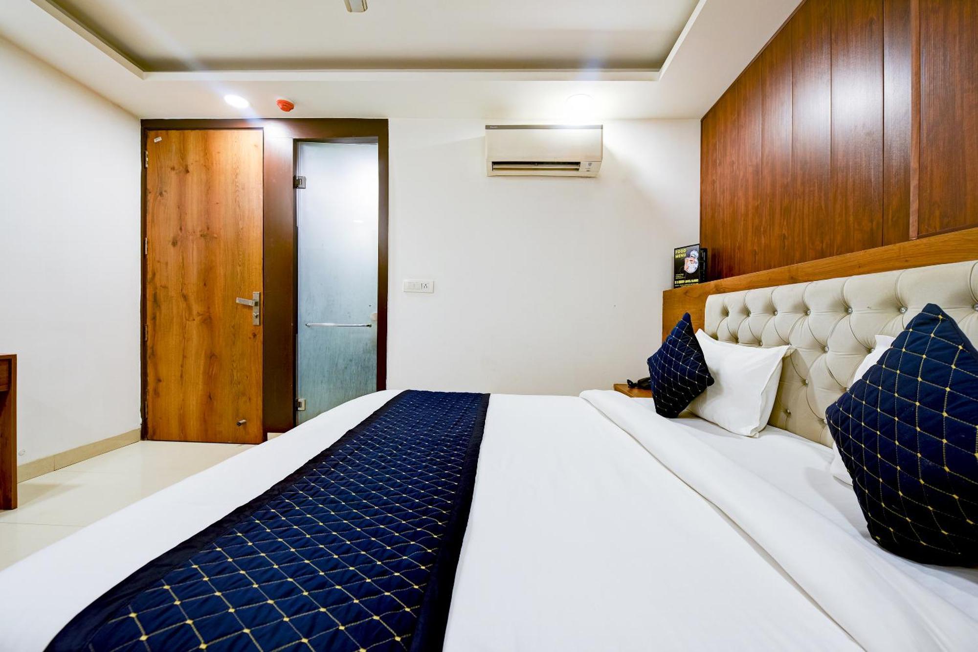 Hotel Gloory Near Delhi Airport 4*