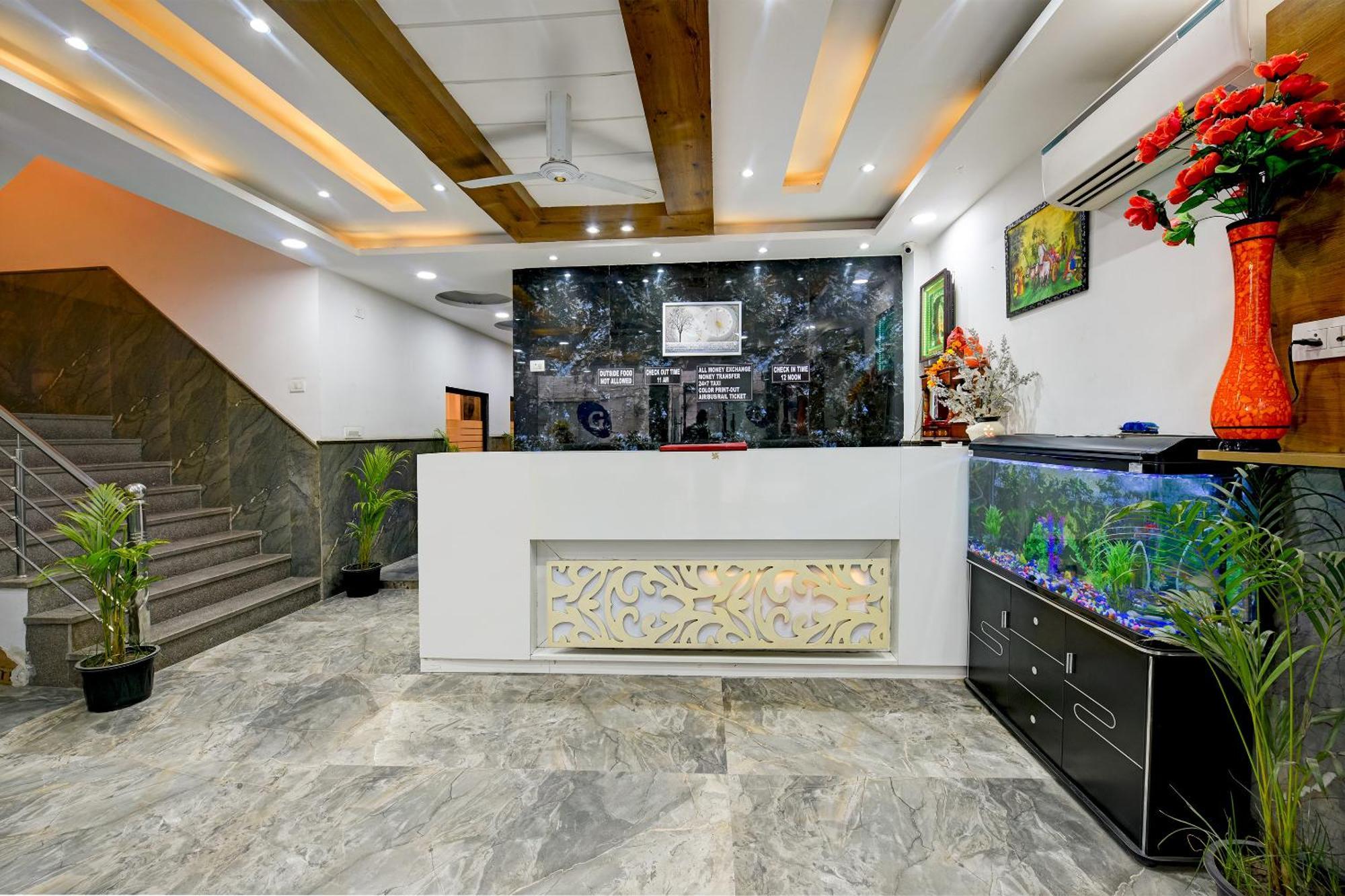 Hotel Gloory Near Delhi Airport 4*