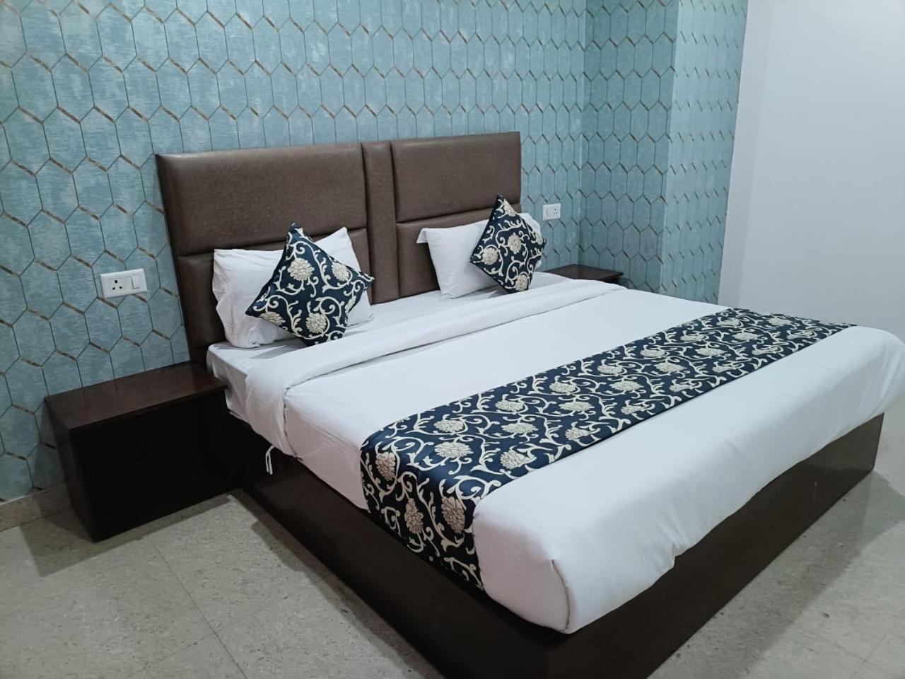 Ambience Suites Near Igi Airport T3 4*