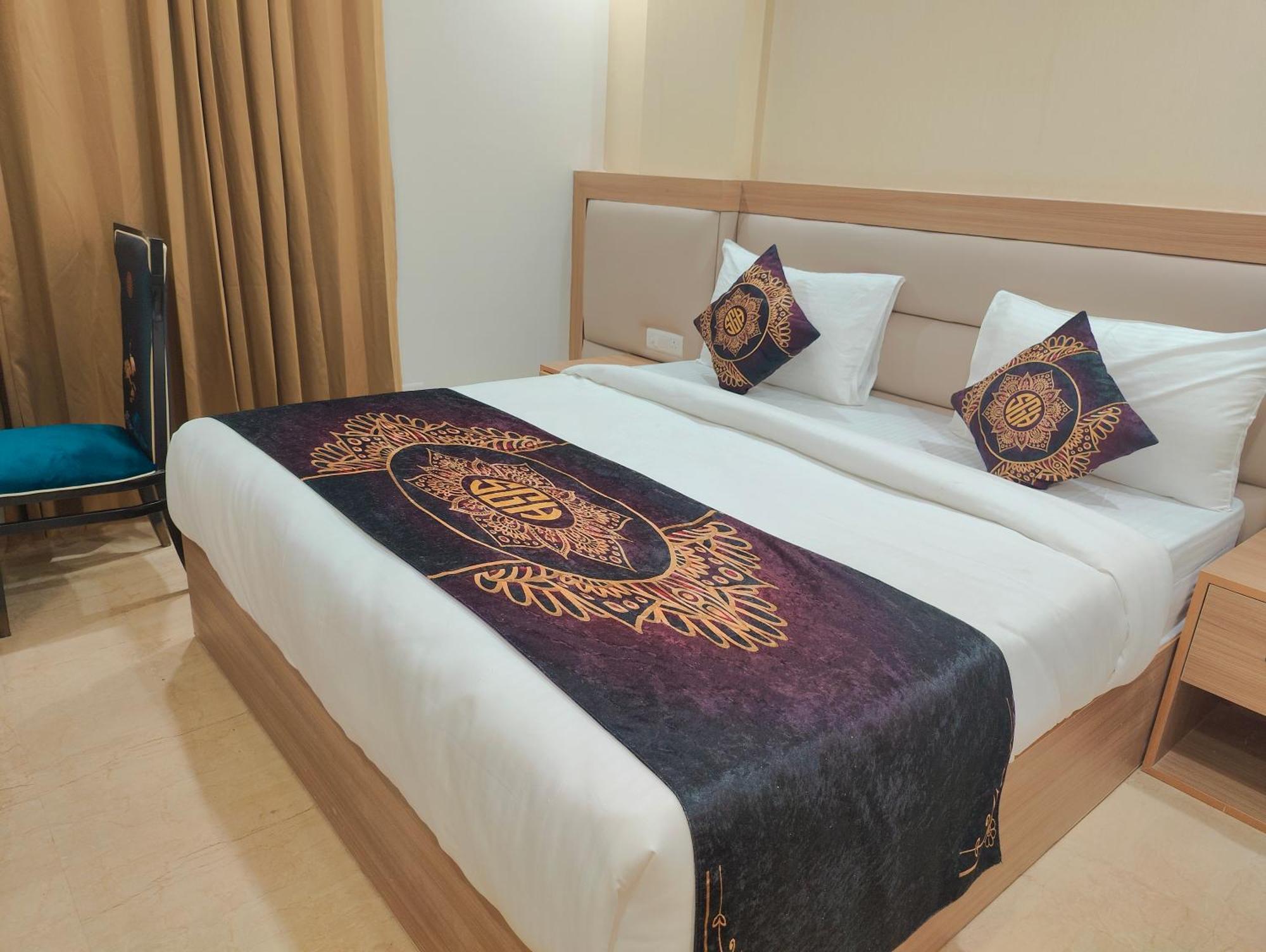 Bed & Breakfast Decent Suites Inn- Mahipalpur, Delhi Airport, Aerocity 4*