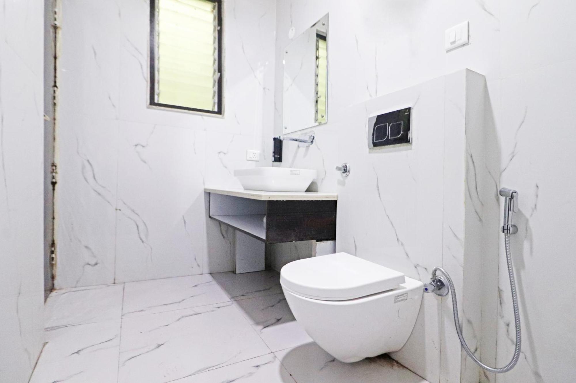 Hotel Grand Qubic Near Delhi Airport 4*