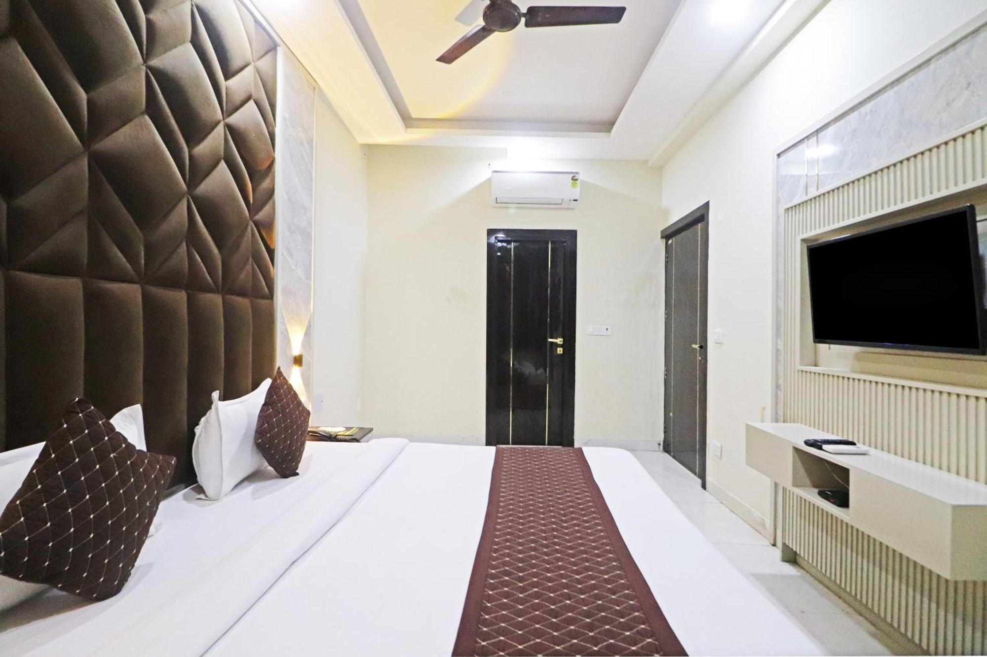 Grand Qubic Near Delhi Airport 4*