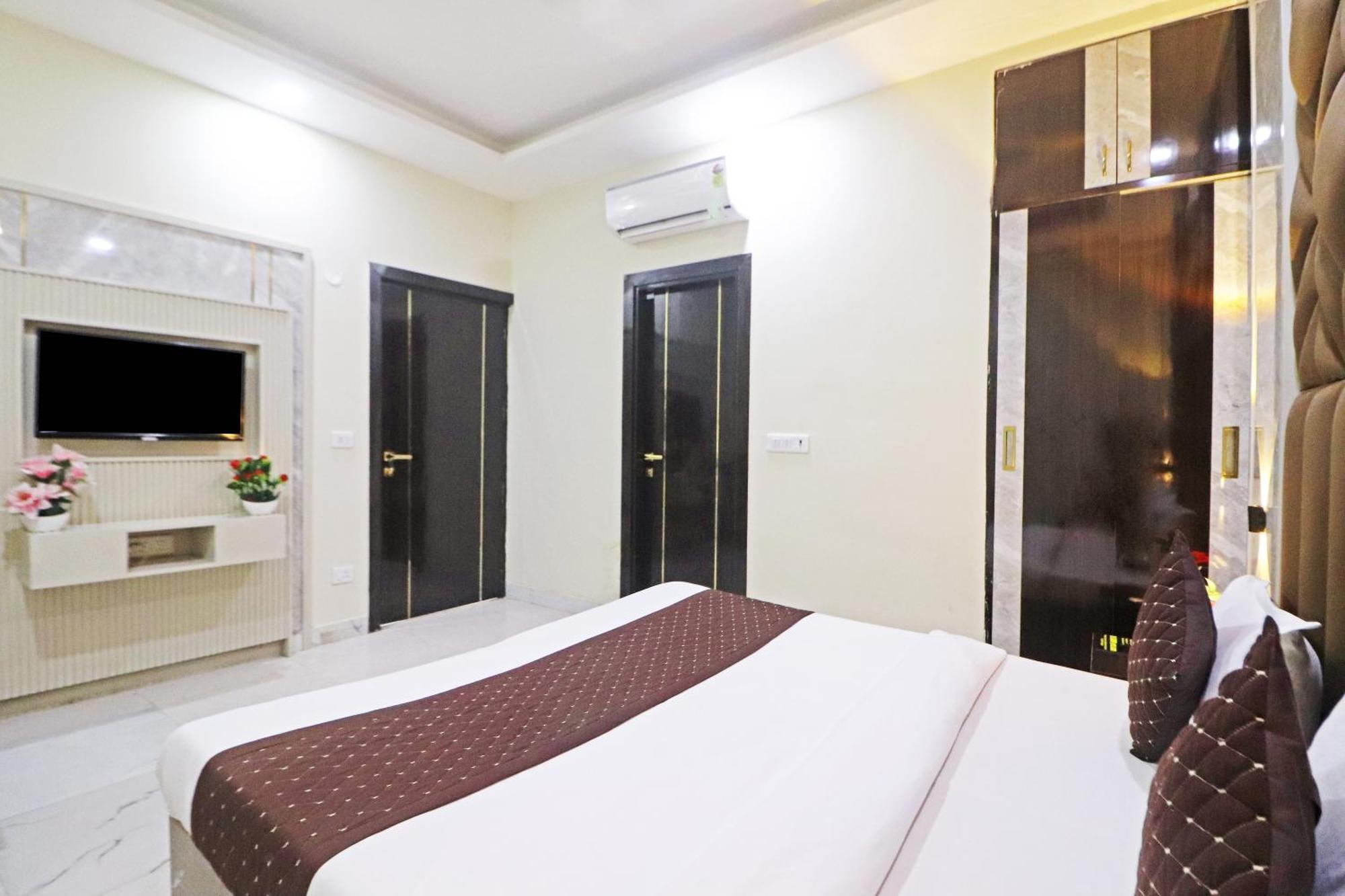 Grand Qubic Near Delhi Airport Hotel 4*