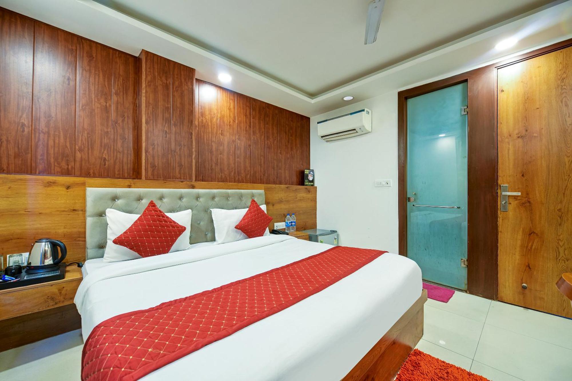 Gloory Near Delhi Airport 4*