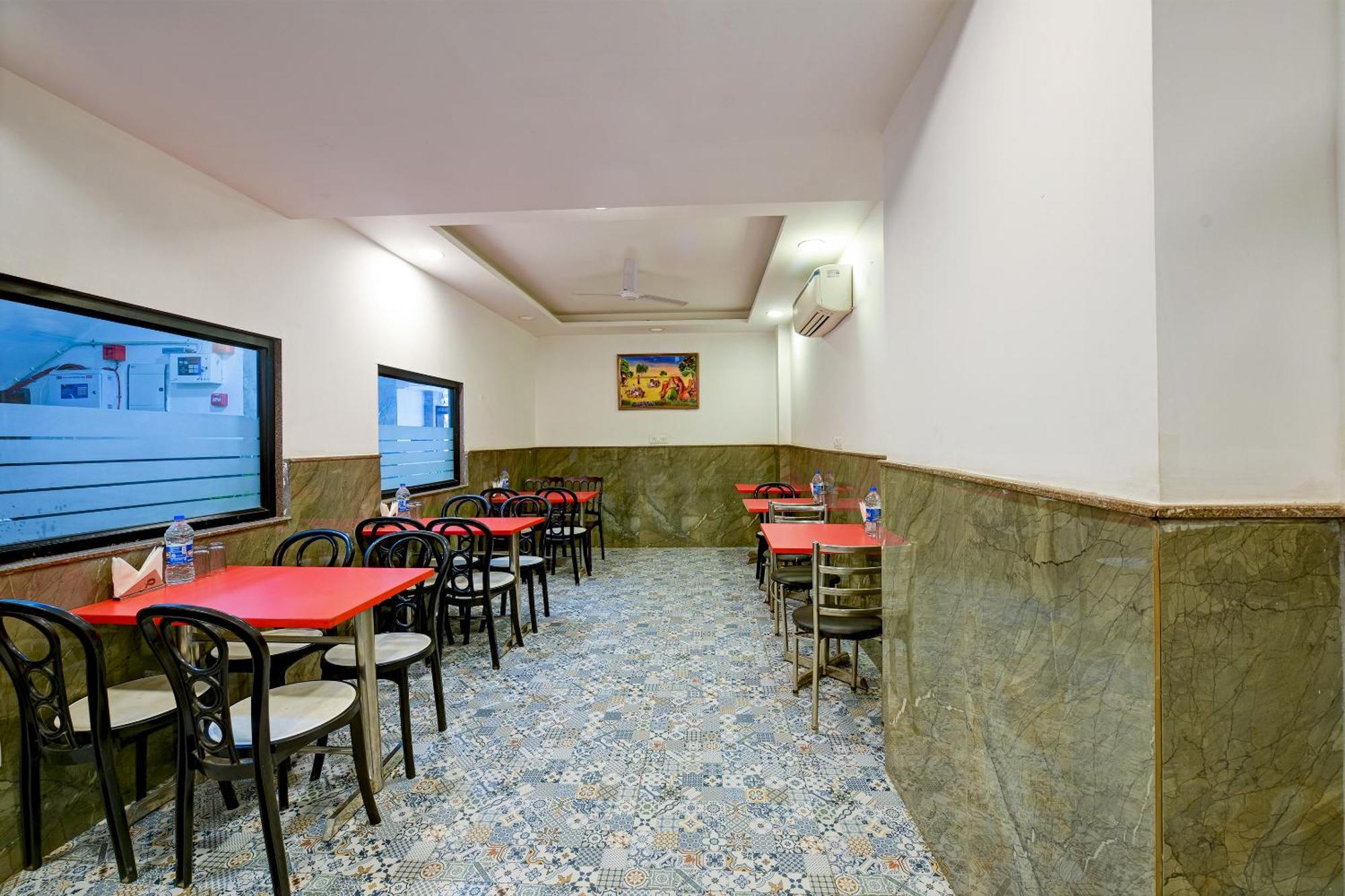 Hotel Gloory Near Delhi Airport 4*