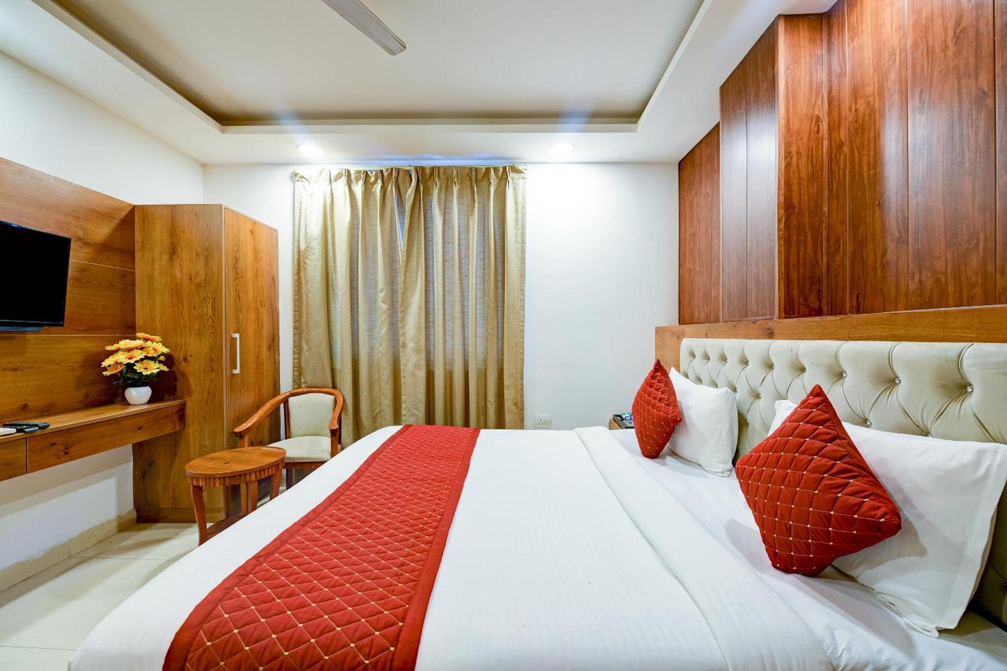 Gloory Near Delhi Airport 4*