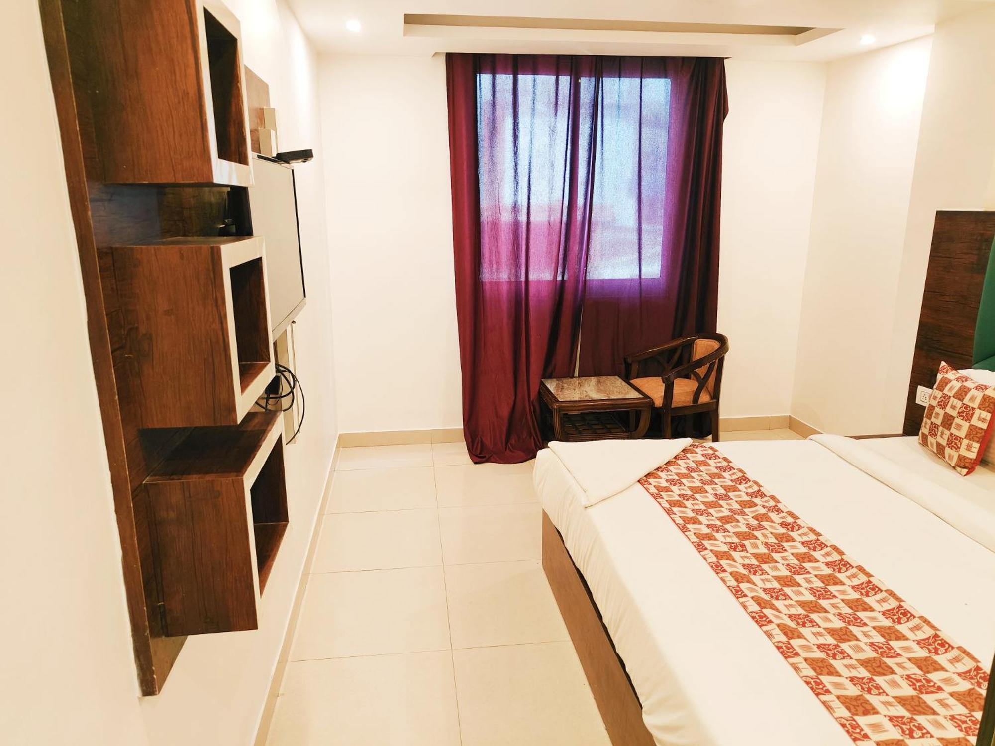Hotel Le Mount Plaza Near Igi Airport Delhi 4*