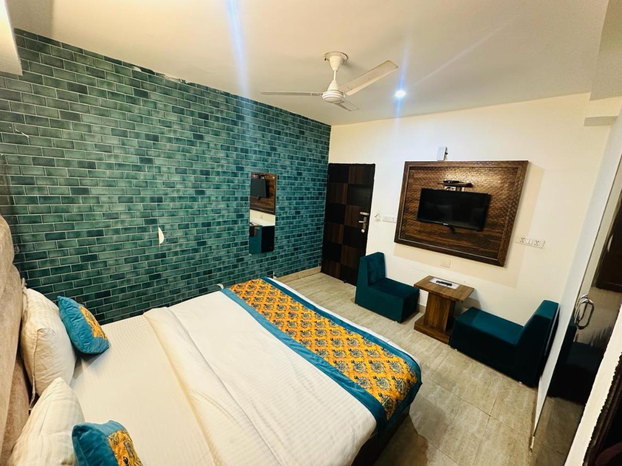 Bed & Breakfast Ark Suites Near Delhi Airport
