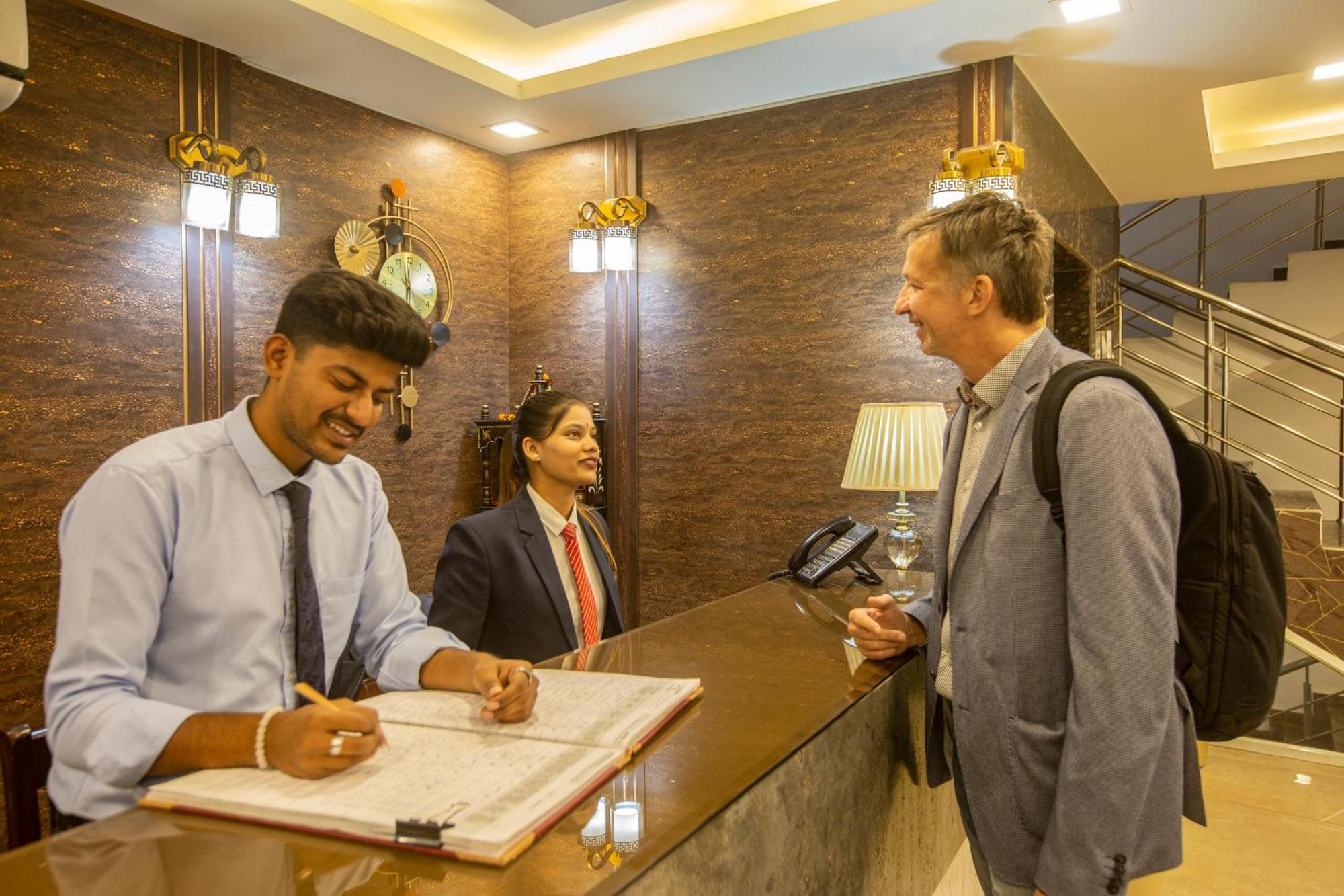 Hotel The Prithvi Near Delhi Airport Nova Deli