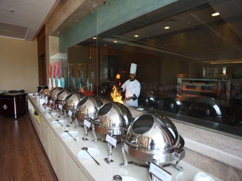 Ramada By Wyndham New Pitampura Hotel 4*