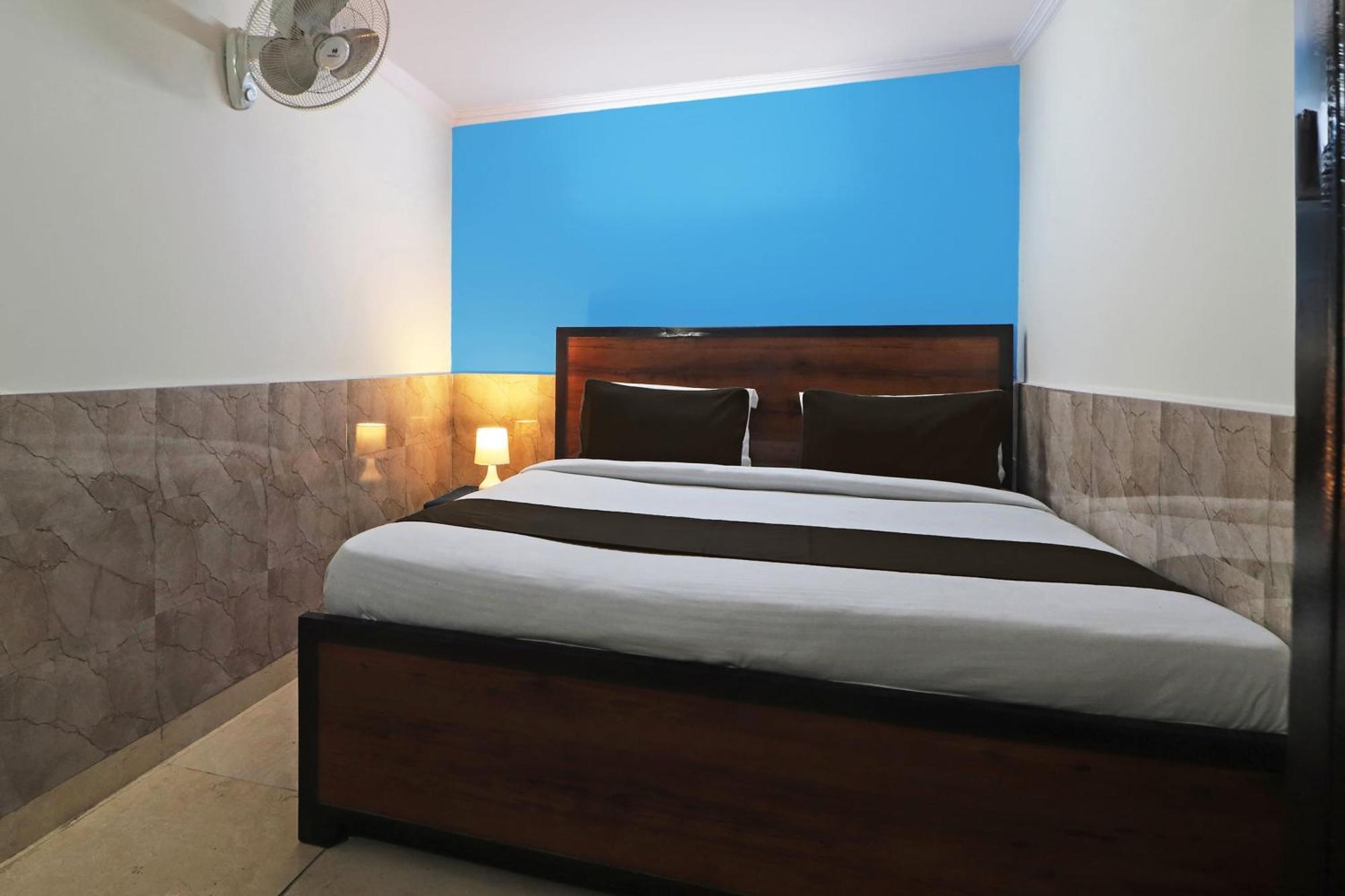Hotel O Bluemoon Inn, South Campus New Delhi