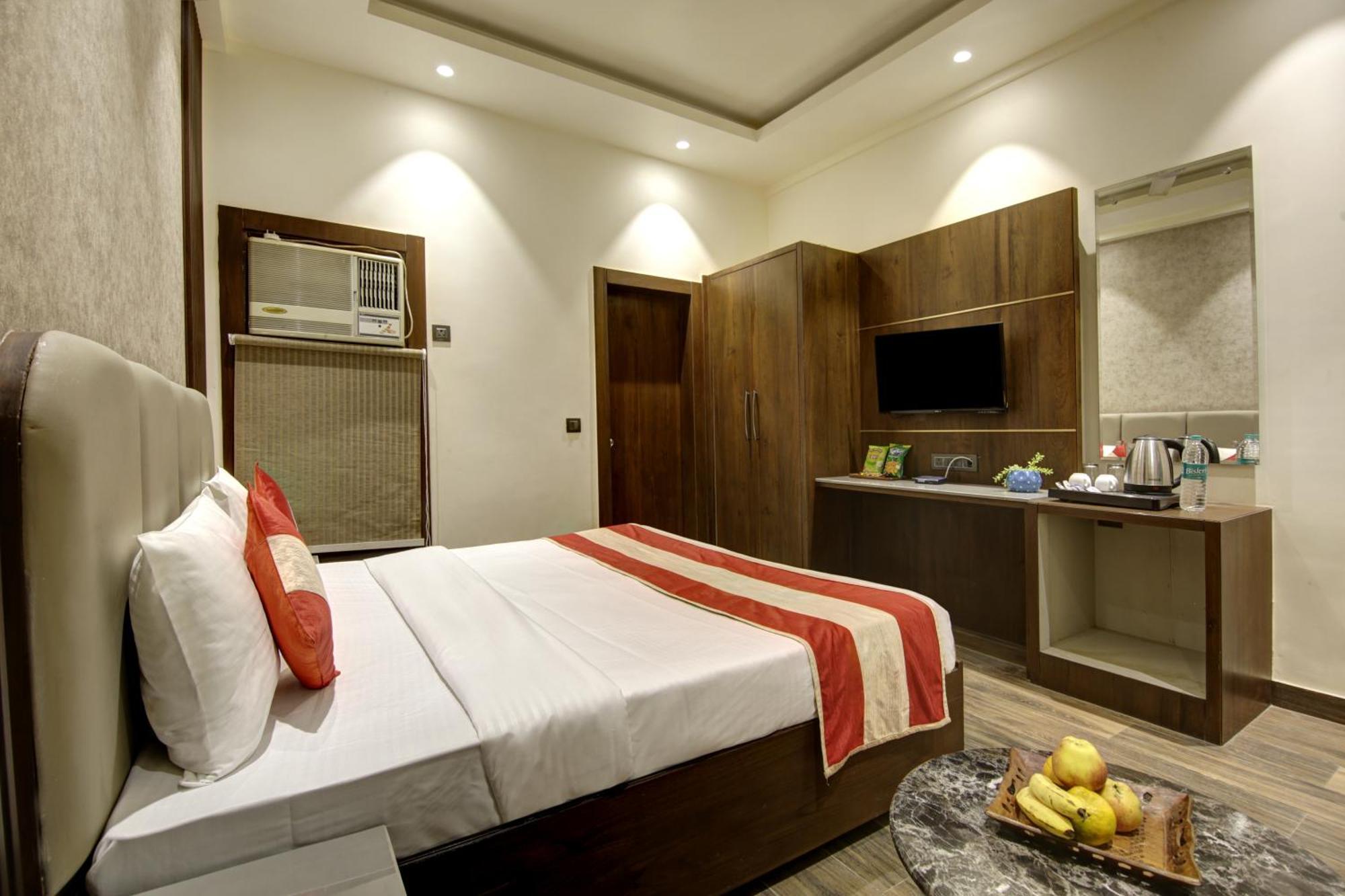 Kashish Plaza - 5 Mins From Metro Station 3*
