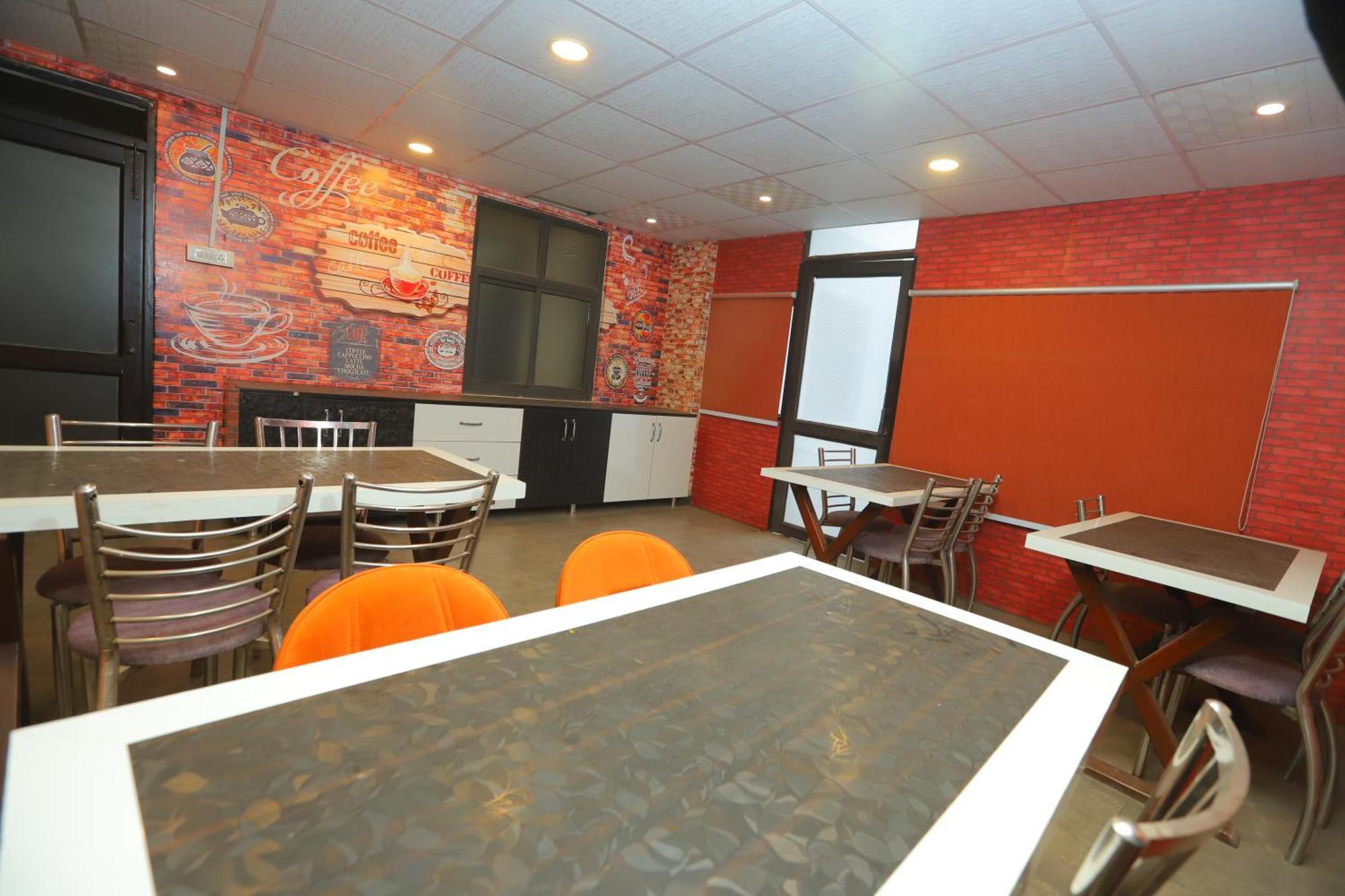 Almora - Near By Delhi International Airport - With Free Airport Pickup And Drop Hotel 3*