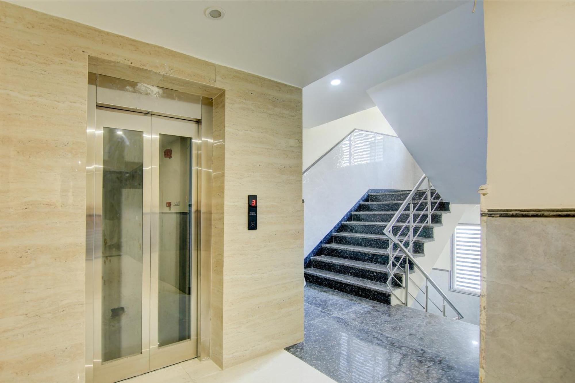 Hotel Smart Signature Delhi Airport 4*