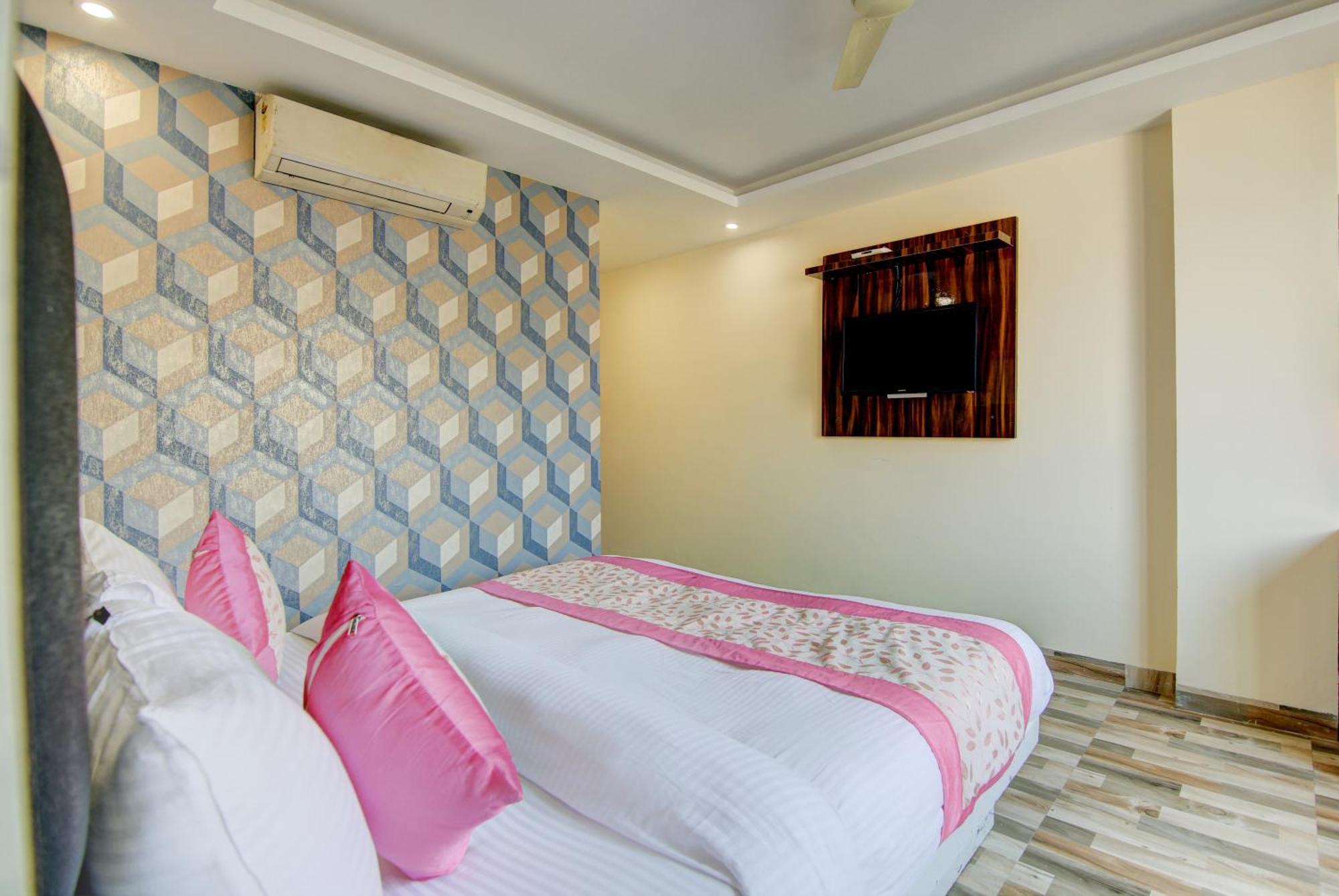 Hotel Smart Signature Delhi Airport 4*