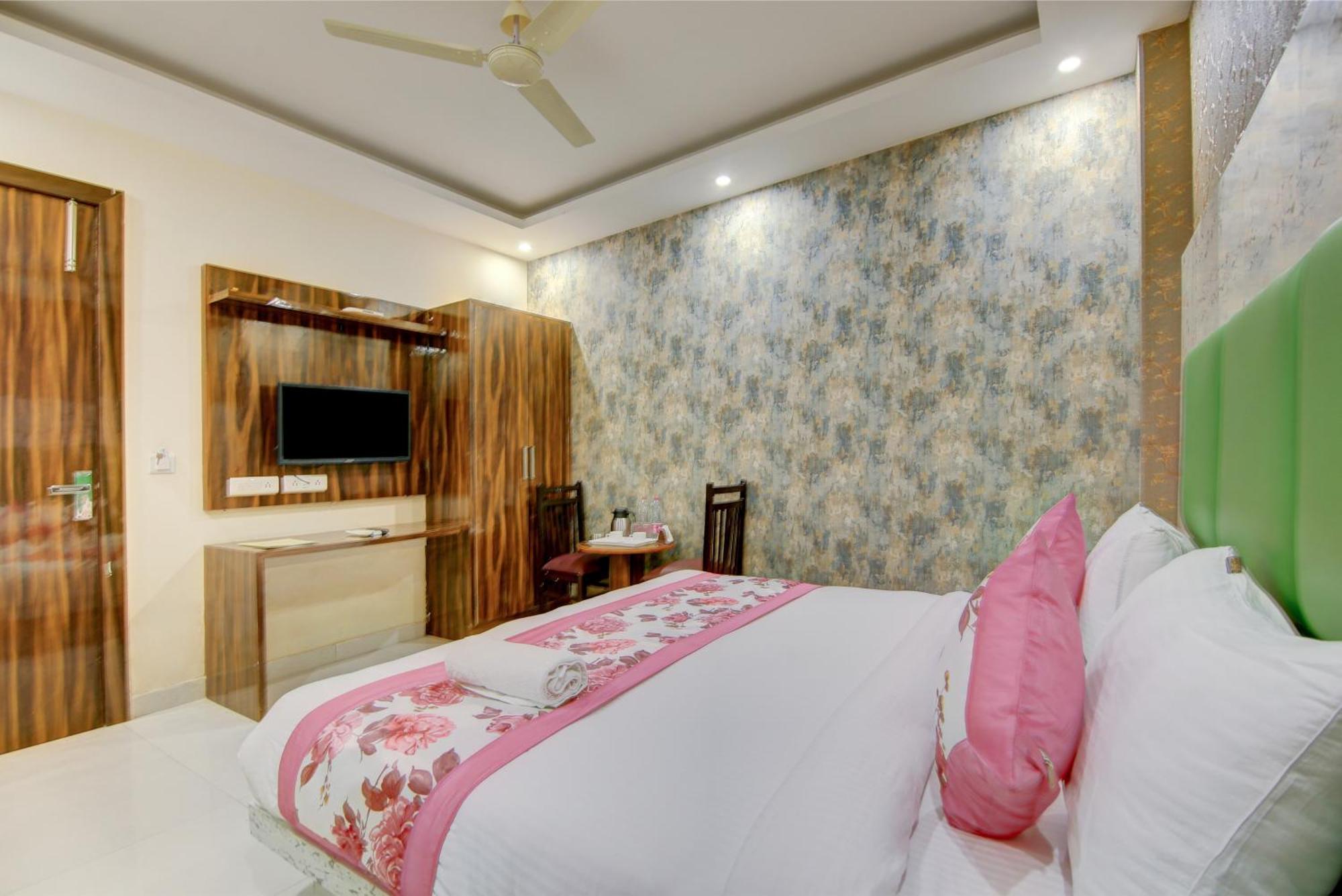 Smart Signature Delhi Airport 4*