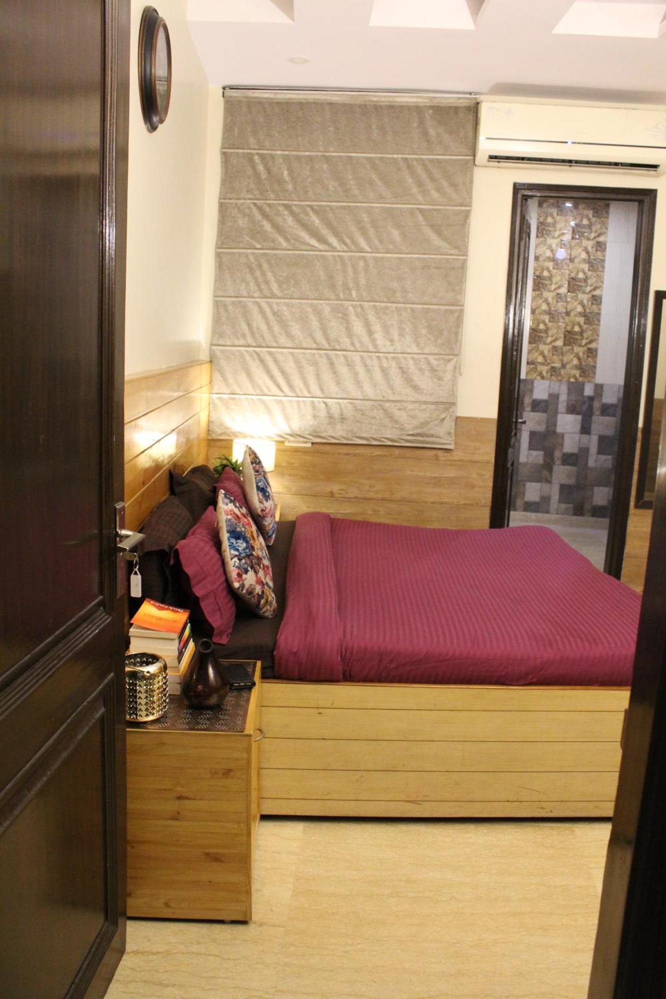 In Airb&b - Divine Service *