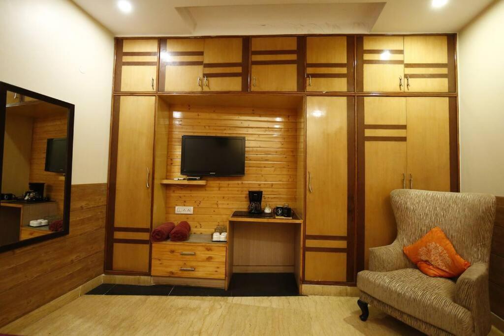 In Airb&b - Divine Service *