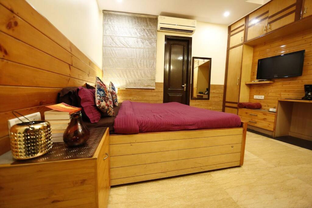 In Airb&b - Divine Service * New Delhi