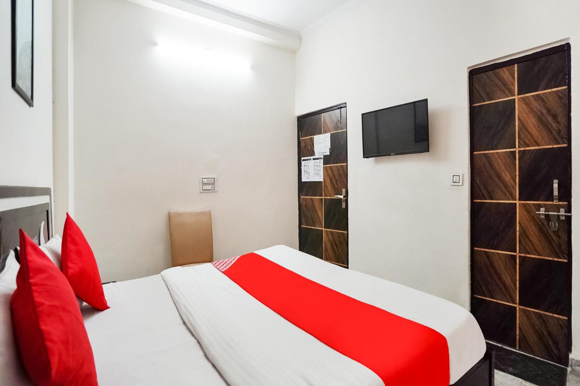 Hotel Oyo Flagship 69520 Amazing Near M2k Cinemas Rohini 3*