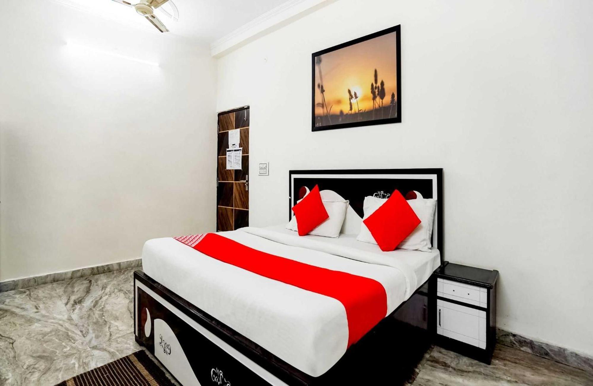 Oyo Flagship 69520 Amazing Near M2k Cinemas Rohini 3*