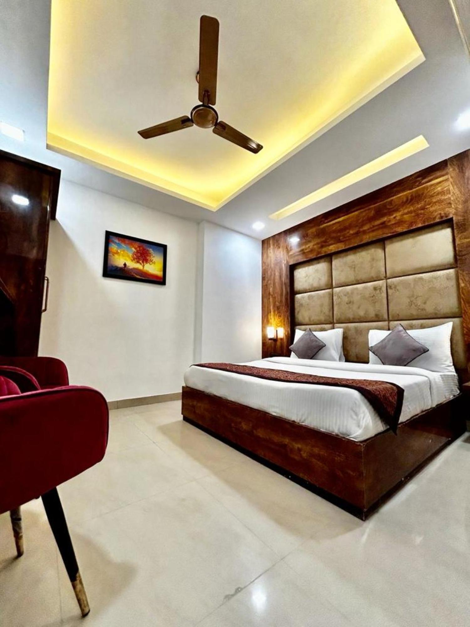 Cosmo - Karol Bagh 3*