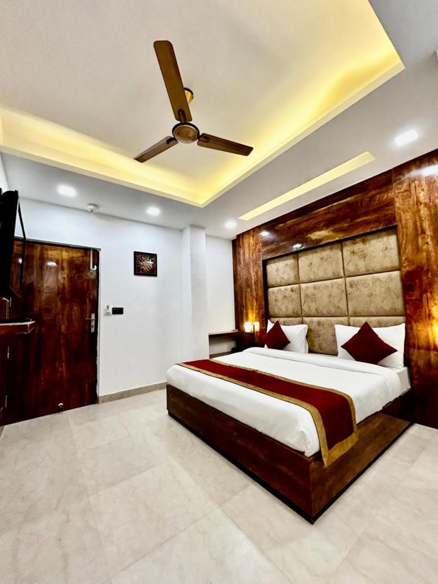 Cosmo - Karol Bagh Hotel