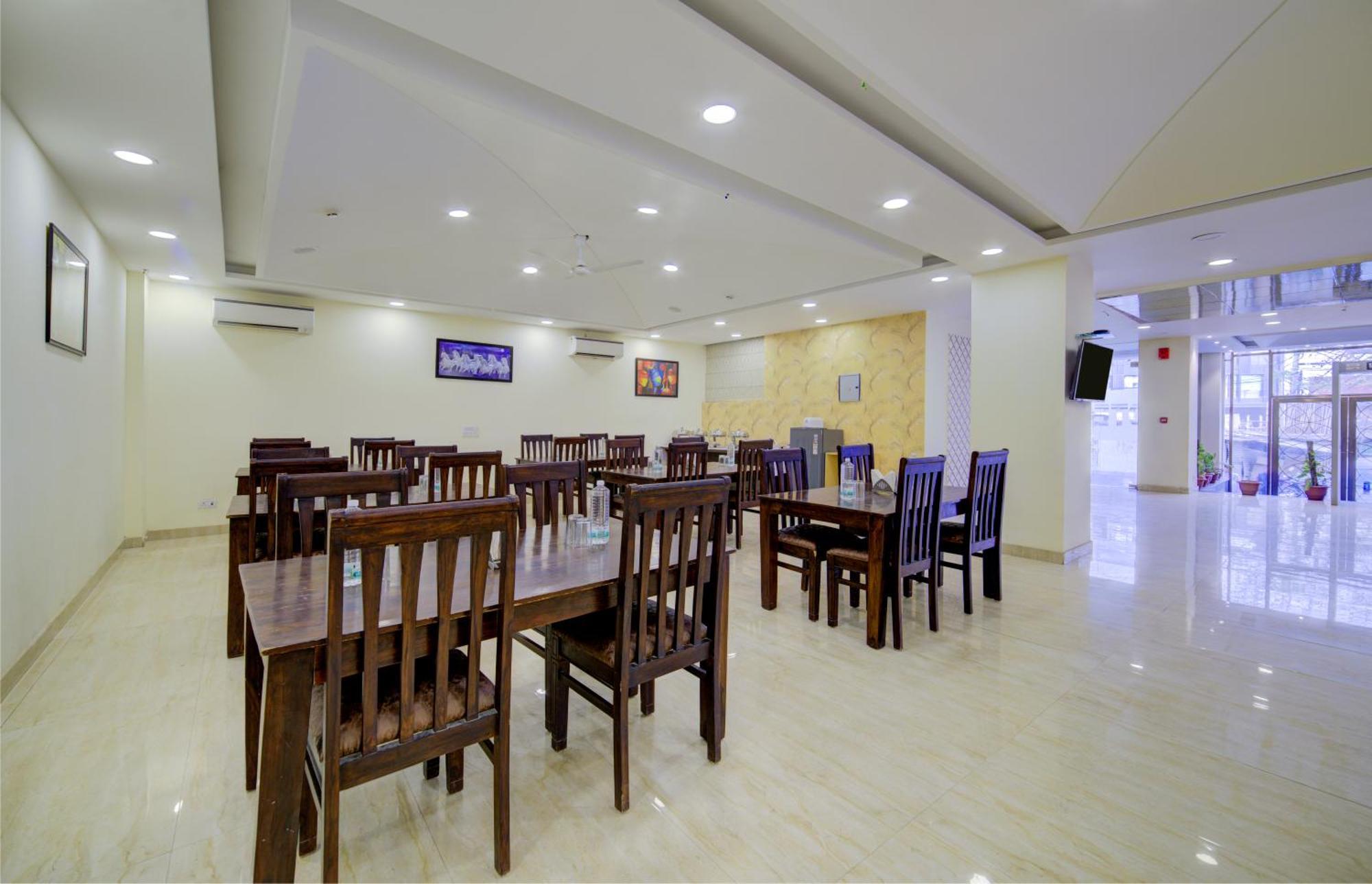 Hotel Grand By D'capitol Near Delhi Airport 4*