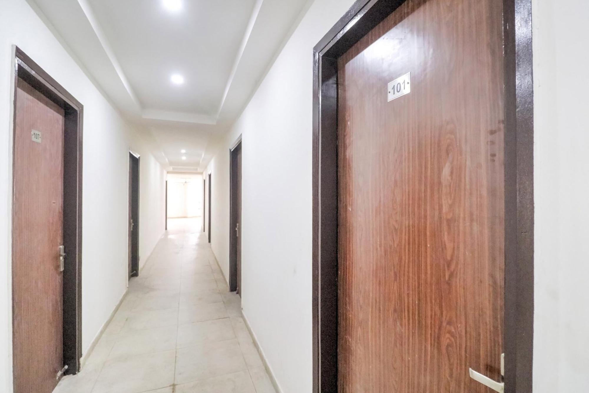 Collection O Mahavir Enclave Near Dashrath Puri Metro Station 3*