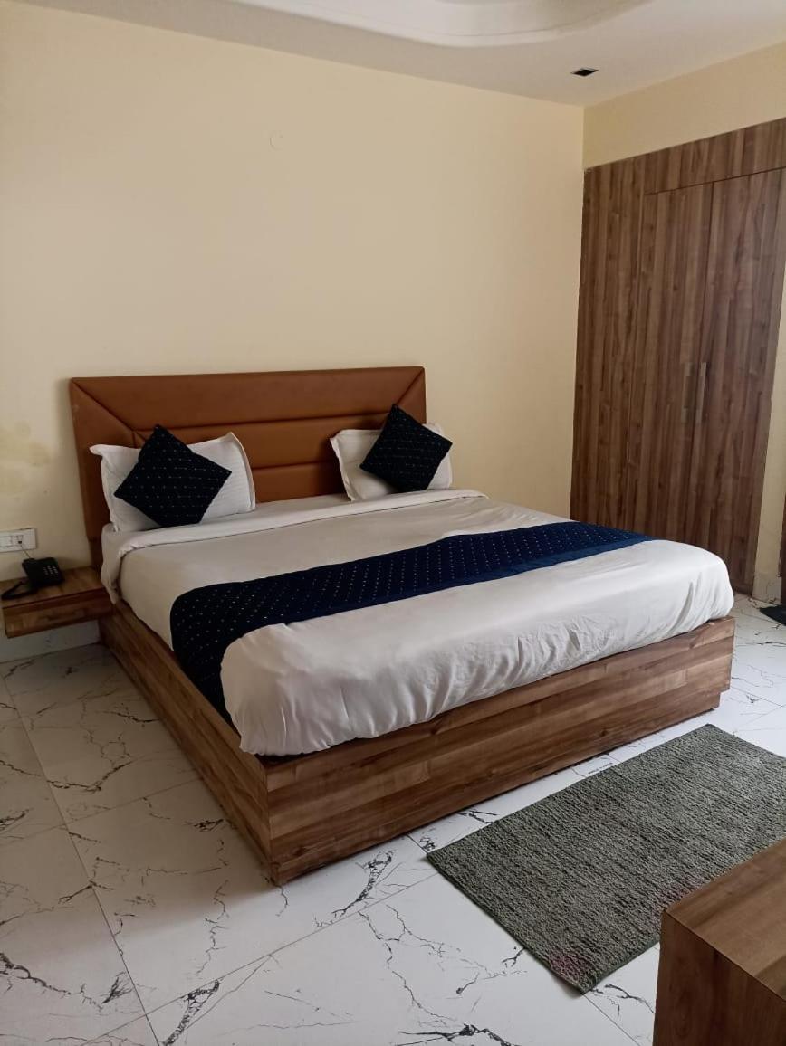 Hotel Star Light Near Delhi Airport 3*