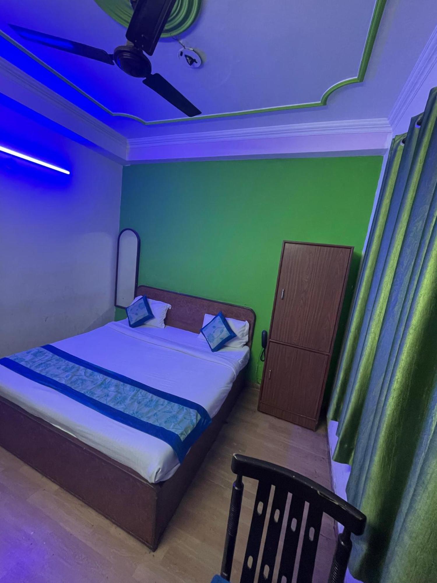 Homestay Shri Homestay *