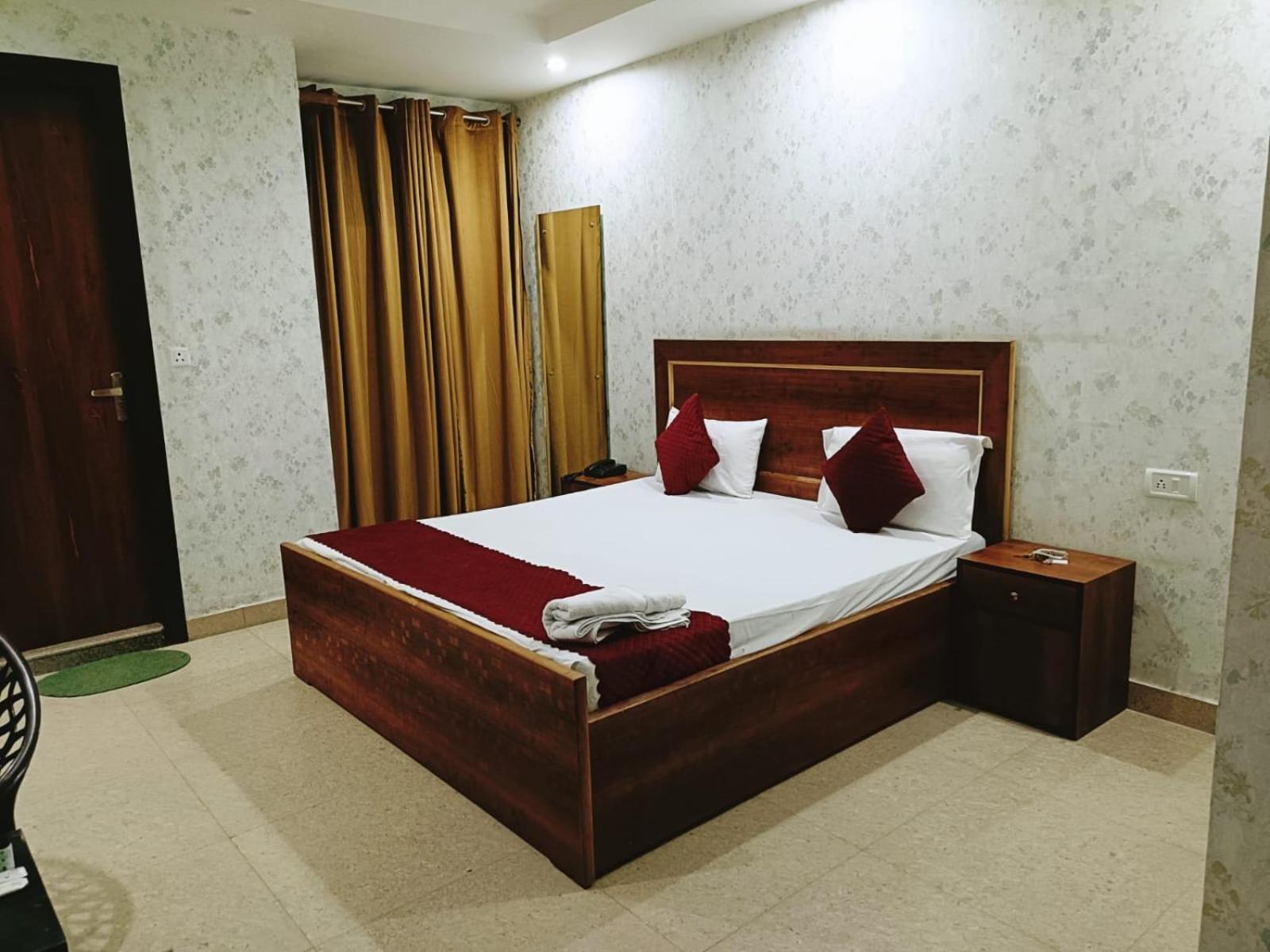 Hotel Ambience Palace Near Igi Airport Delhi 4*