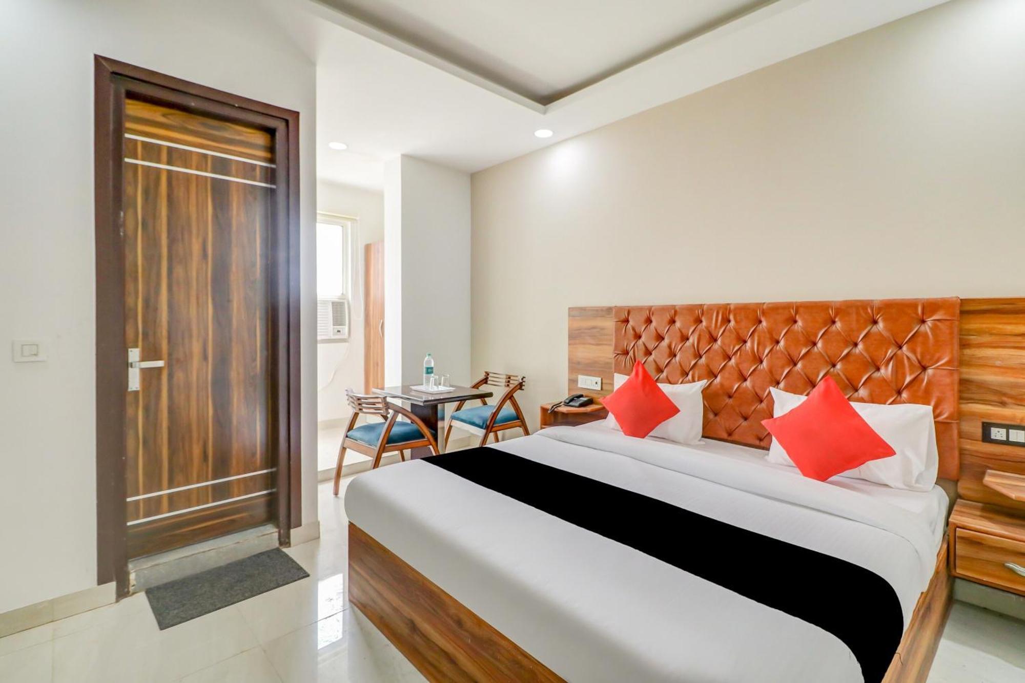 Oyo Flagship 80318 Sai Plaza Near Indira Gandhi International Airport Nova Deli