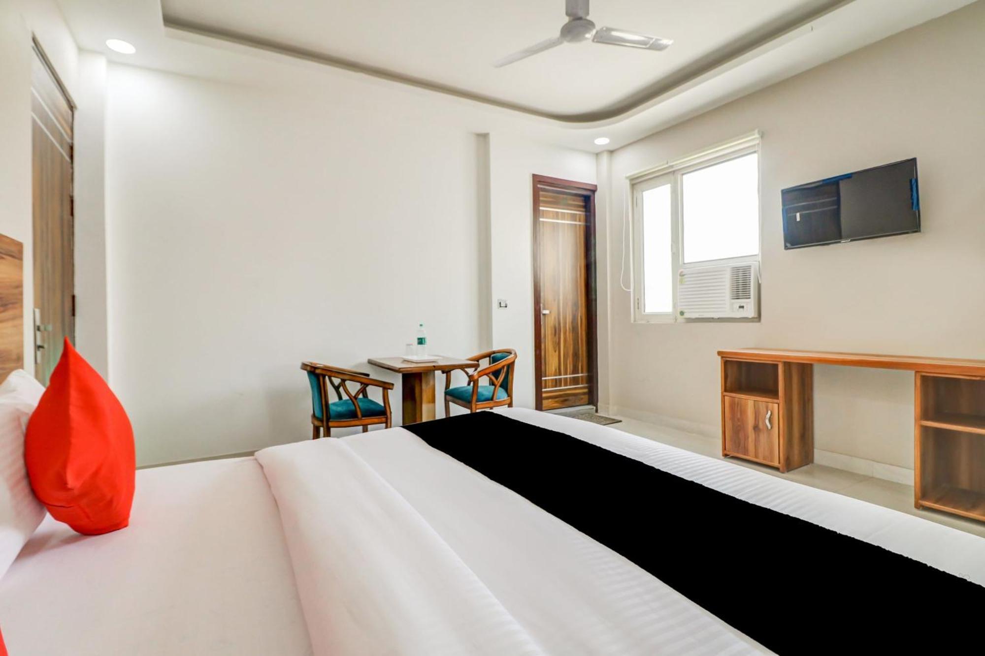 Hotel Oyo Flagship 80318 Sai Plaza Near Indira Gandhi International Airport 3*