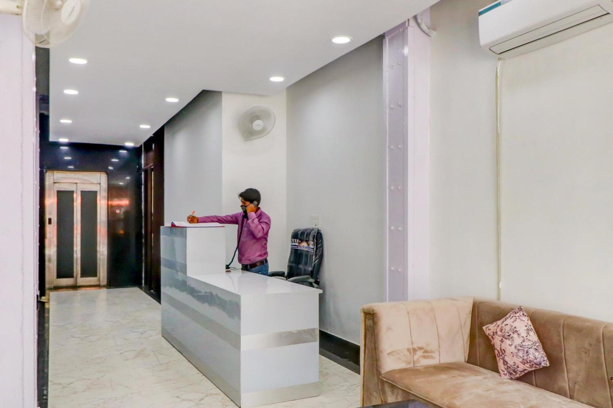 Oyo Flagship 80318 Sai Plaza Near Indira Gandhi International Airport Nova Deli