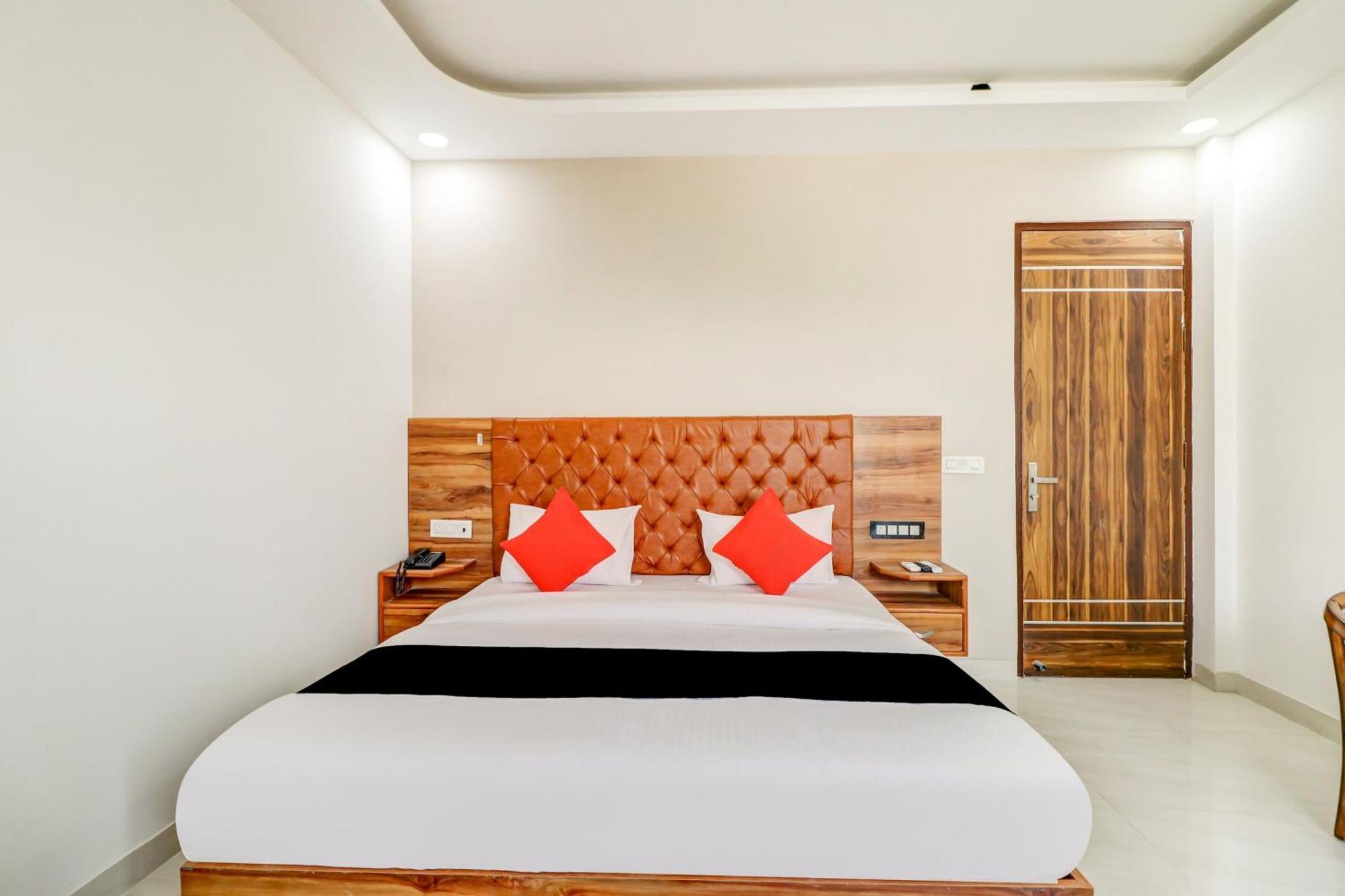 Hotel Oyo Flagship 80318 Sai Plaza Near Indira Gandhi International Airport 3*