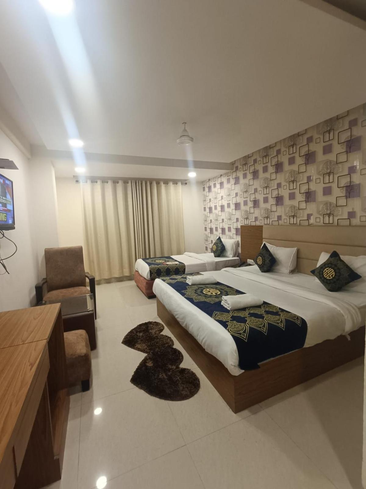 Grand By D'capitol Near Delhi Airport 4*