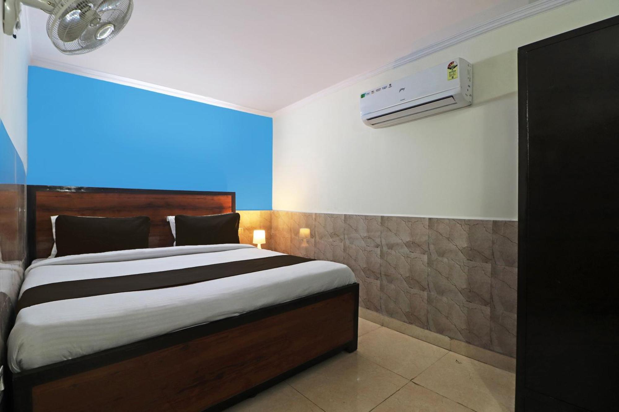 Hotel O Bluemoon Inn, South Campus New Delhi