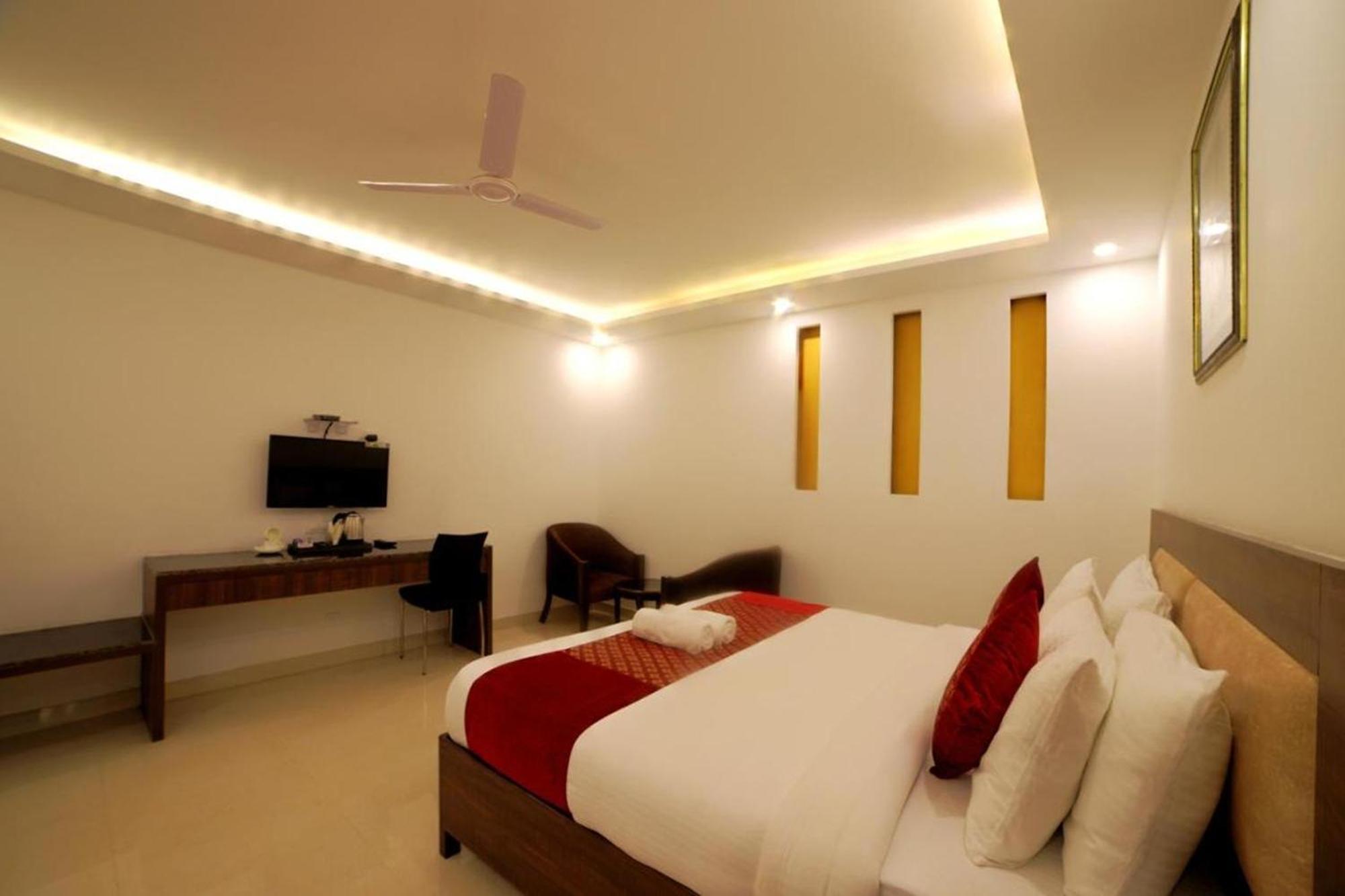 Hotel Peridot Near Igi Delhi Airport 3*